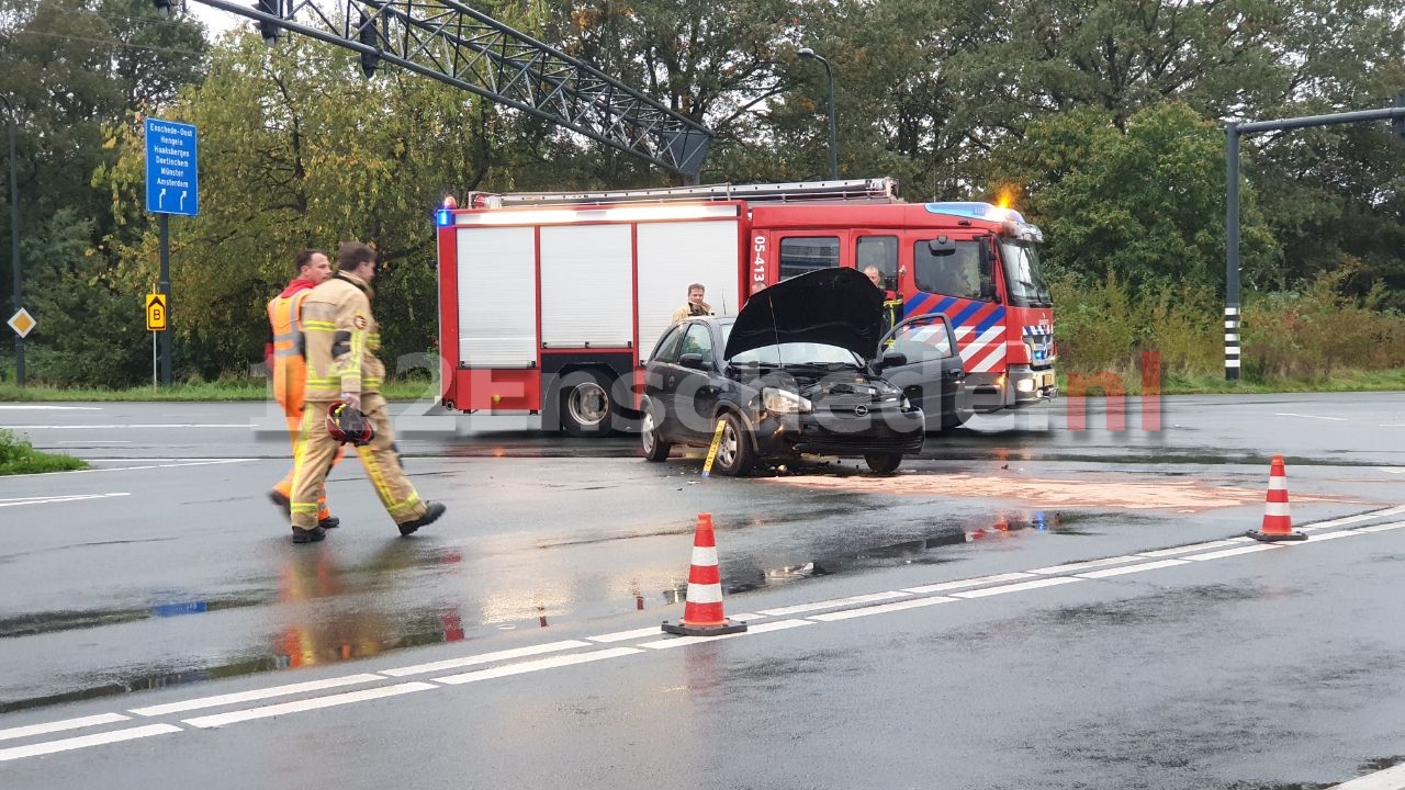 Gewonde bij aanrijding tussen twee auto’s in Enschede