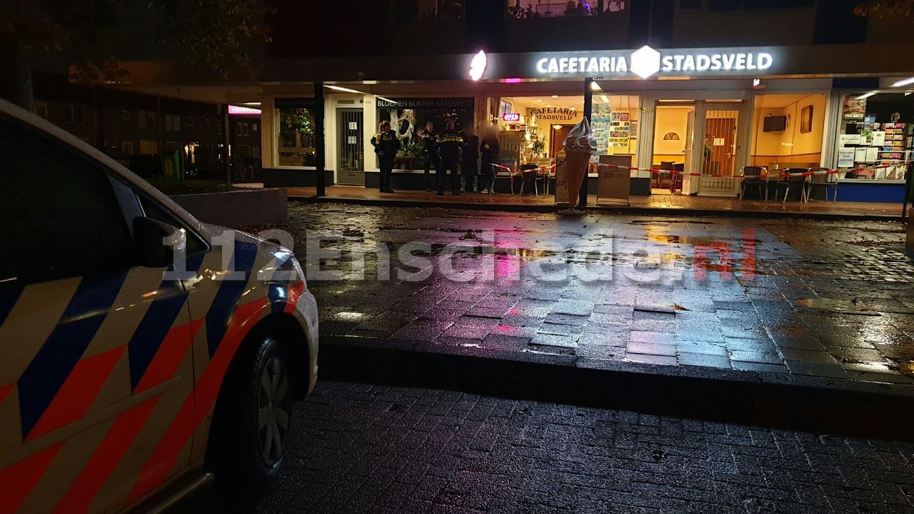 UPDATE (FOTO): Gewapende overval op cafetaria in Enschede: politie zoekt drie gewapende personen