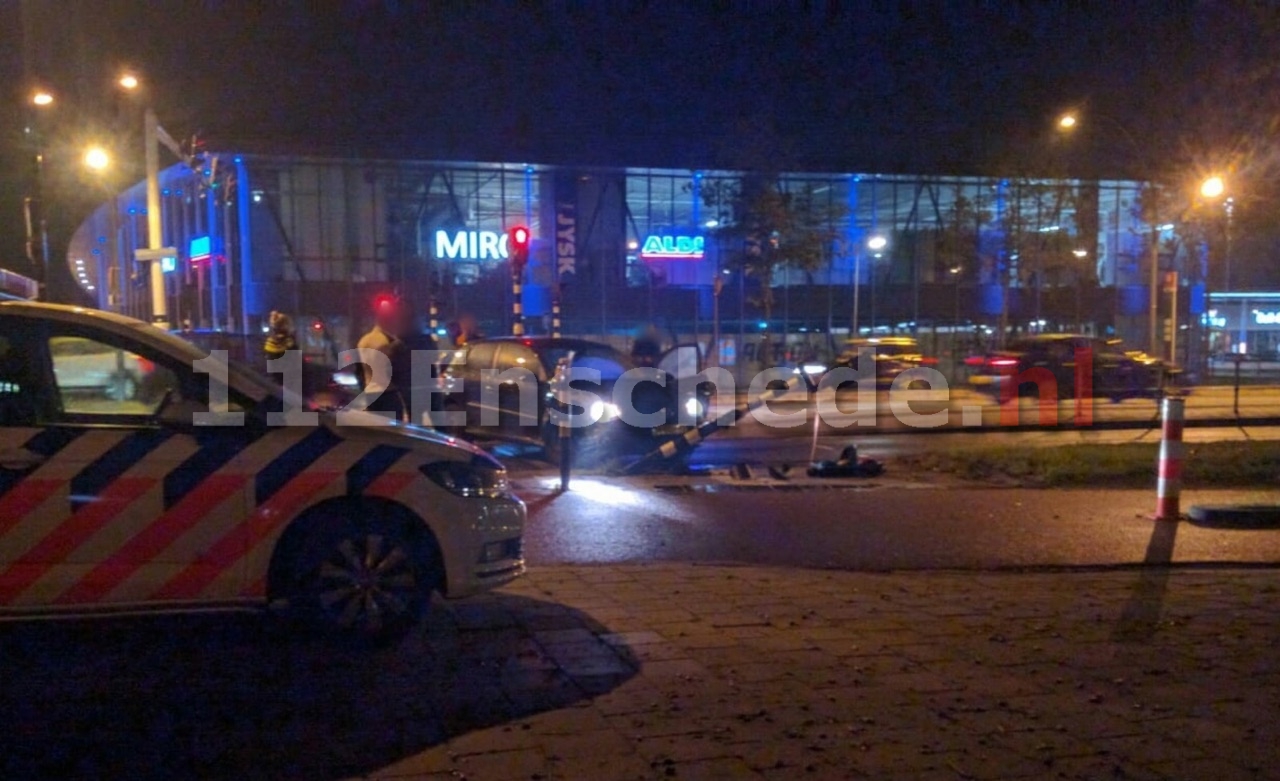 Auto ramt verkeerlicht in Enschede