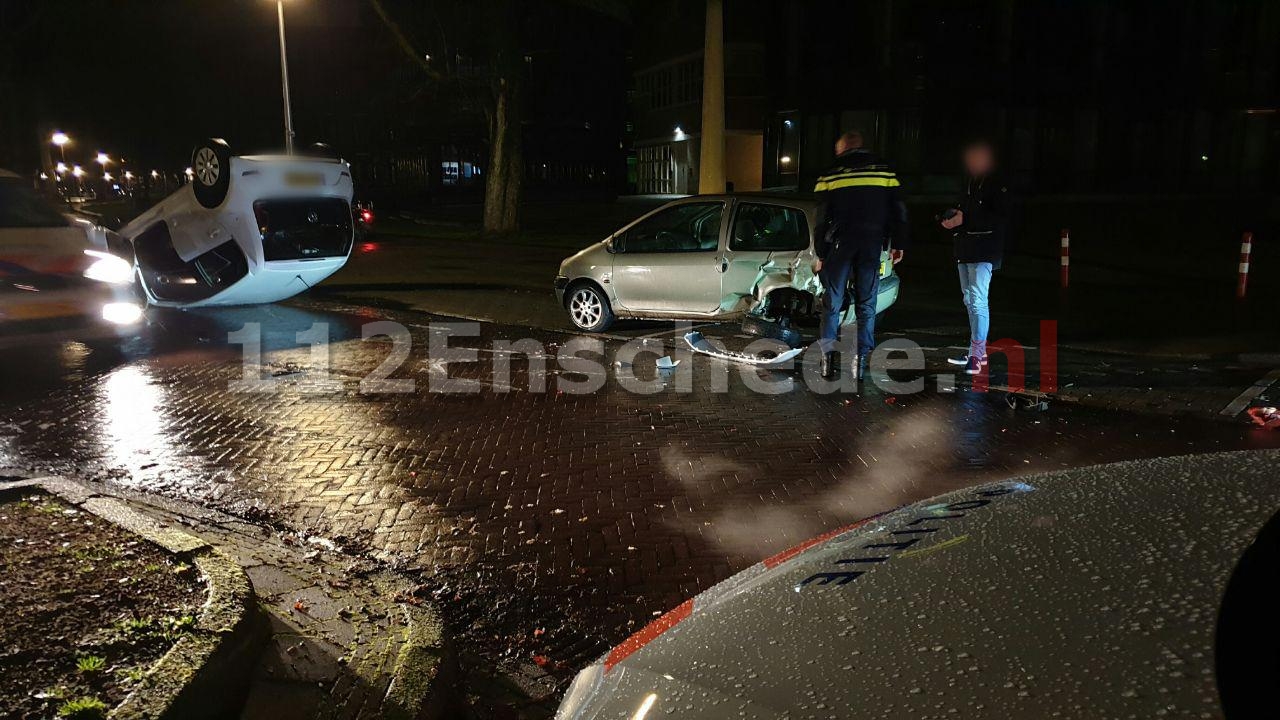 VIDEO: Auto op de kop na ongeval M.H.Tromplaan Enschede