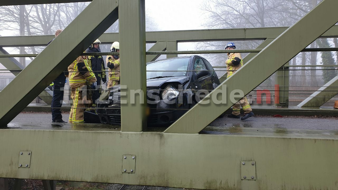 Auto ramt stalen constructie spoorbrug in Enschede