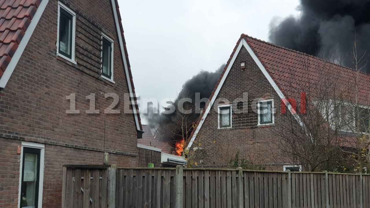 Video: Uitslaande brand achter woning in Enschede