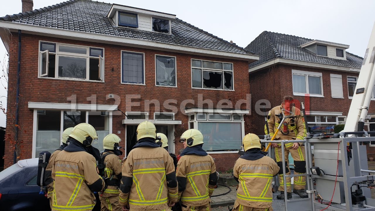 VIDEO: Twee personen naar het ziekenhuis na forse brand op zolder woning Enschede