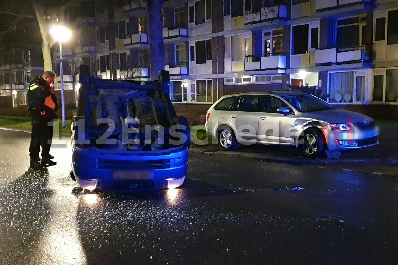 UPDATE (VIDEO): Ravage bij aanrijding Enschede, inzittenden gaan er vandoor