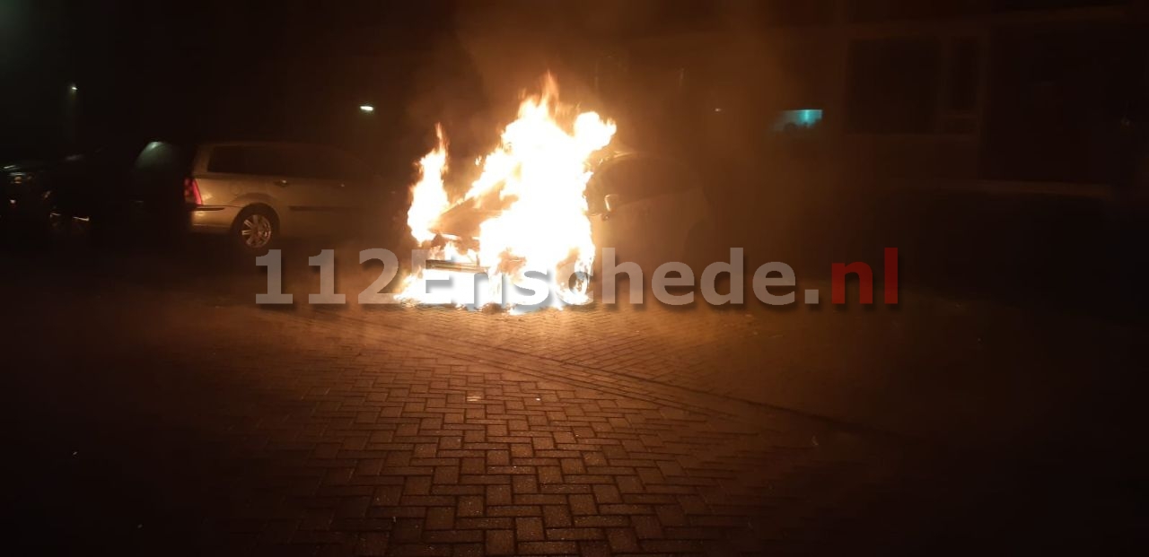 Auto verwoest door brand in Enschede