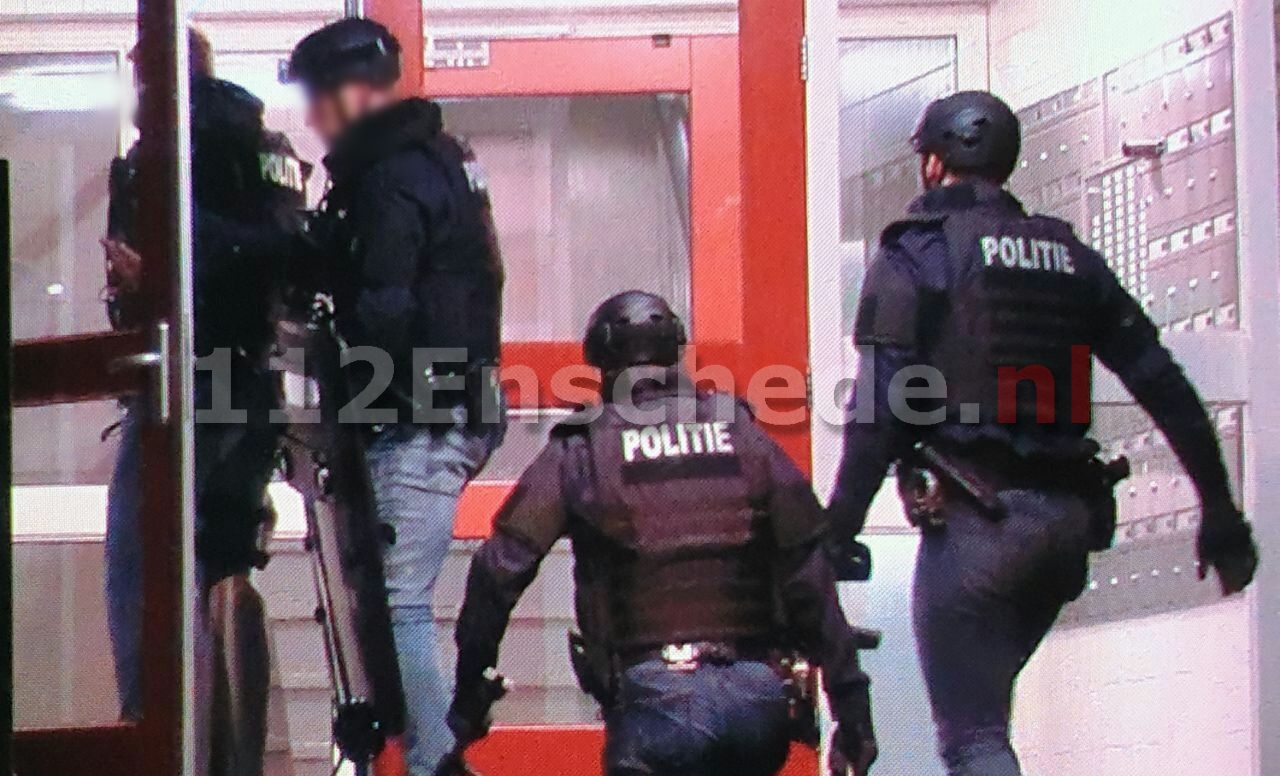 Arrestatieteam valt flat binnen in Enschede