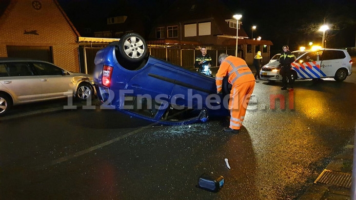 Ravage bij aanrijding Enschede, inzittenden gaan er vandoor