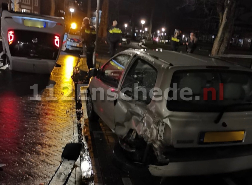 Auto op de kop na ongeval M.H.Tromplaan Enschede