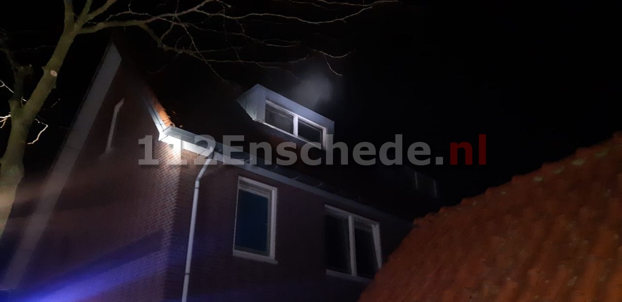 UPDATE: Bewoner ademt rook in bij woningbrand in Enschede