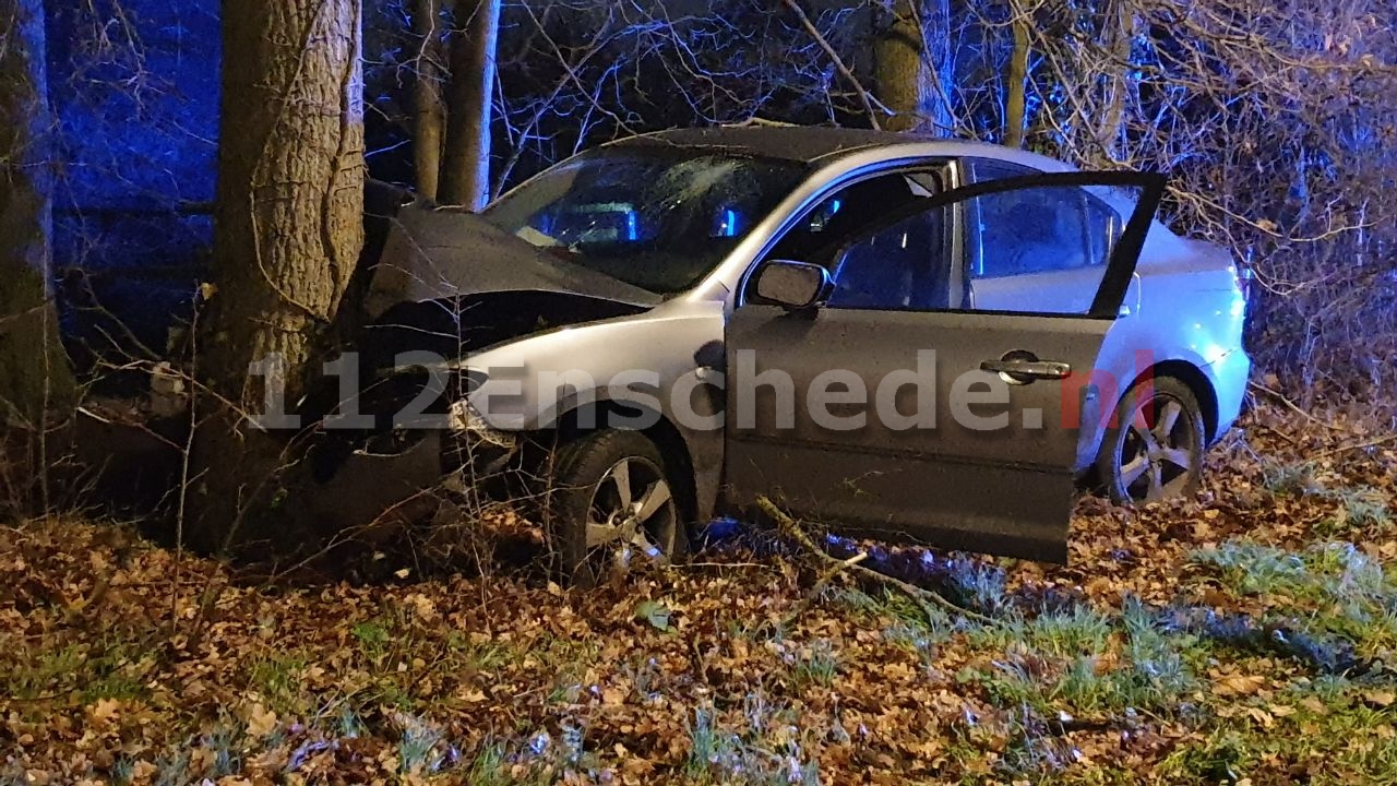 Automobilist botst frontaal op boom in Enschede