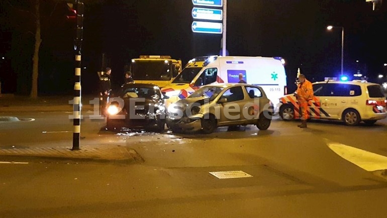 Auto’s total loss bij aanrijding op de Westerval in Enschede; één persoon gewond