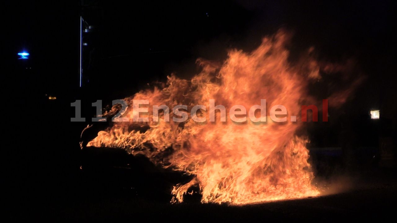 VIDEO: Auto verwoest door brand in Enschede