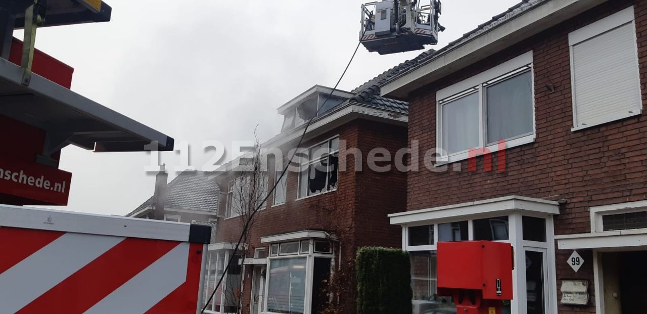 Twee personen naar het ziekenhuis na forse brand op zolder woning Enschede