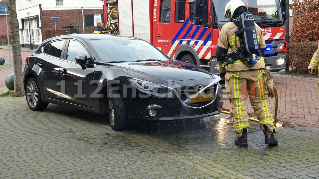 Vuurwerk veroorzaakt schade aan auto in Enschede