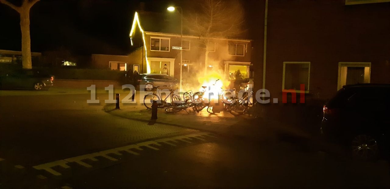 Bankstel in Enschede in brand gestoken