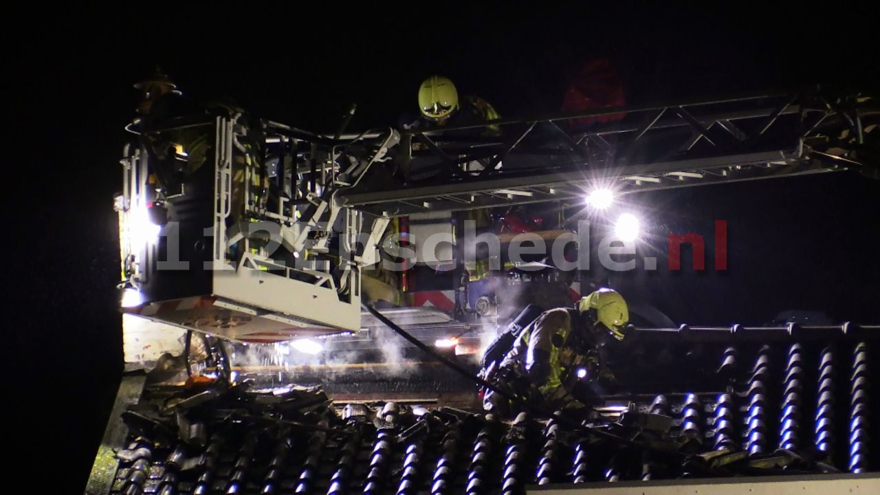 Forse schade bij woningbrand Enschede; bewoner ademt rook in