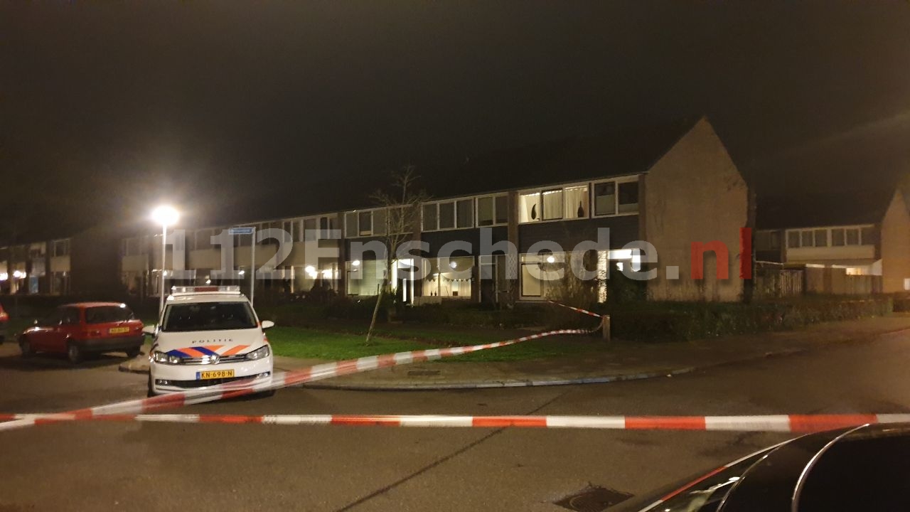 UPDATE (foto’s): Grote politie inzet bij woning in Enschede; een persoon aangehouden