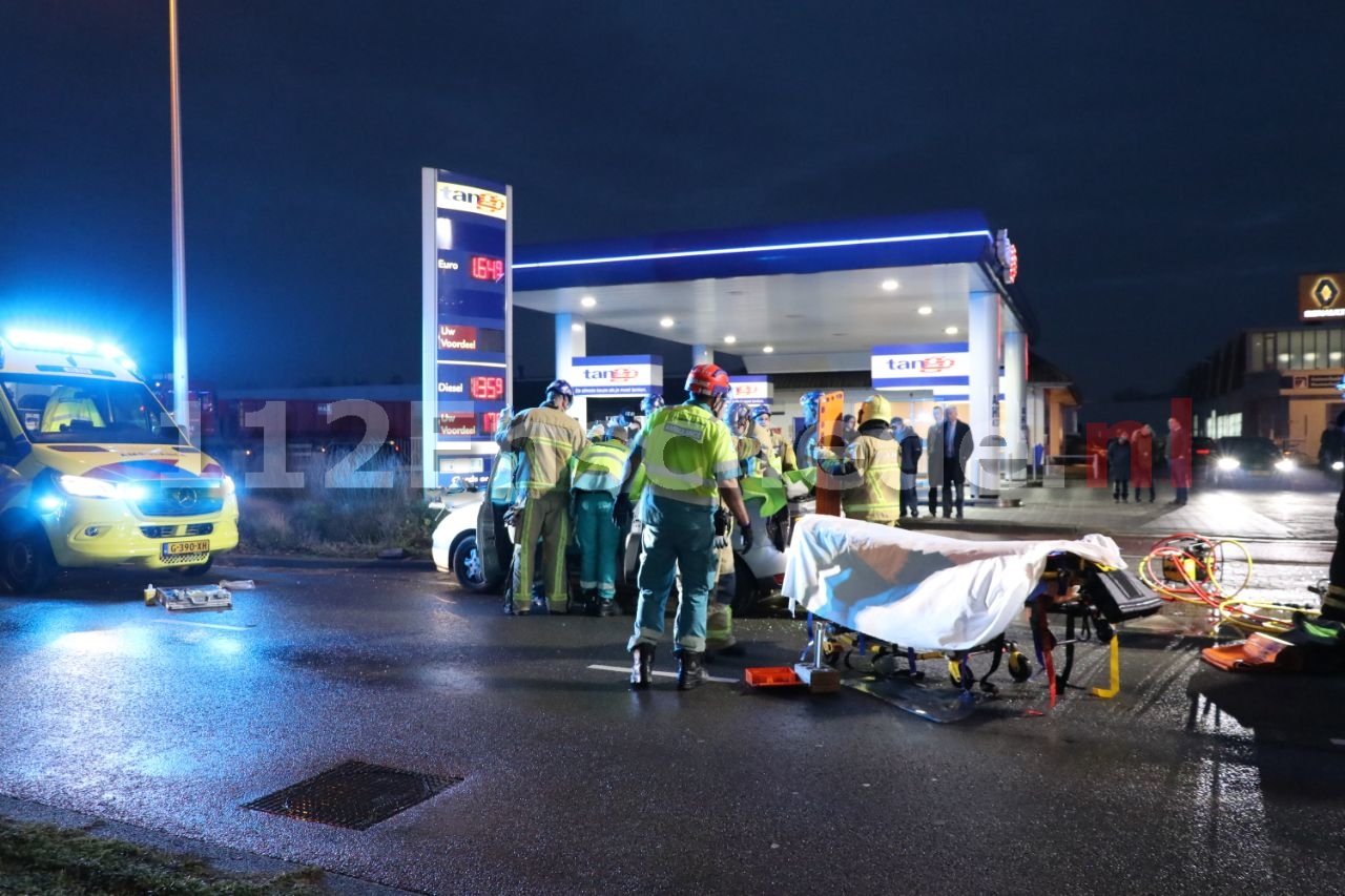 Aanrijding tussen auto en vrachtwagen op Parkweg Enschede