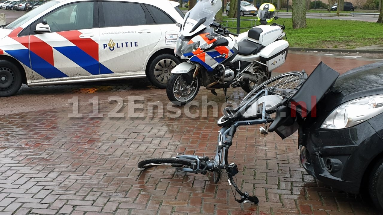 Fietser komt op motorkap van auto terecht in Enschede