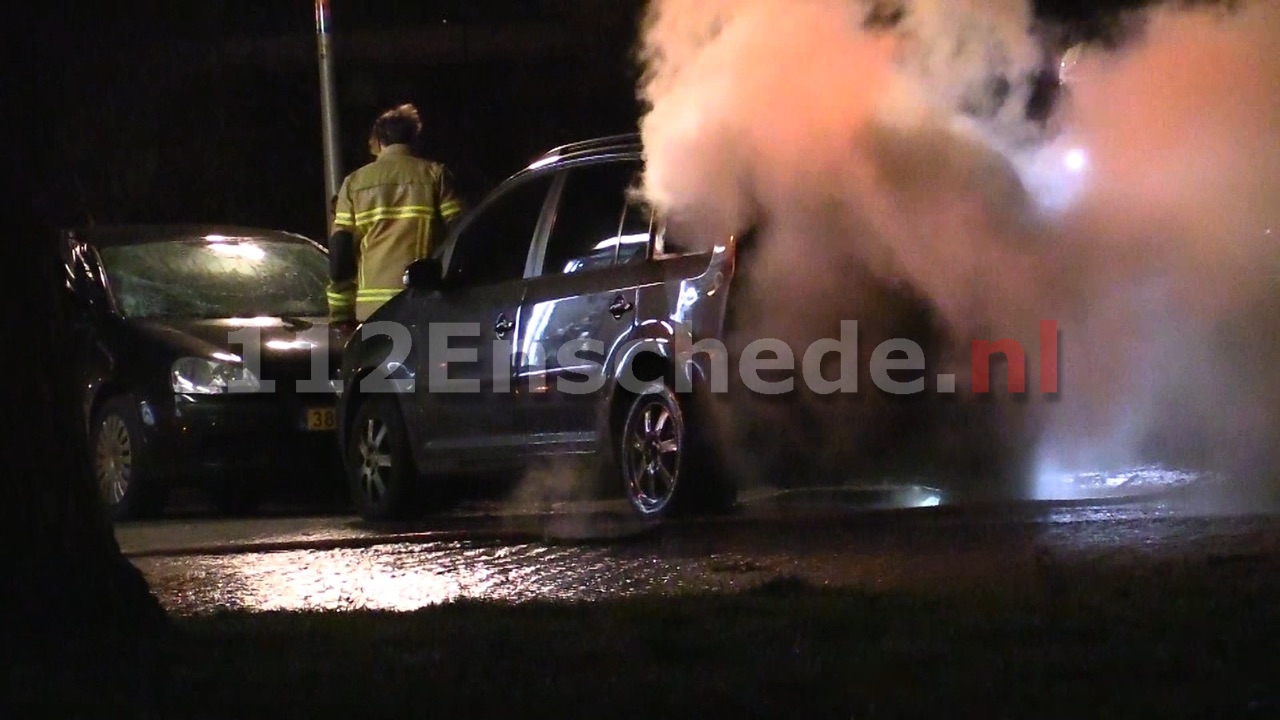 VIDEO: Auto in Enschede verwoest door brand; mogelijk sprake van brandstichting