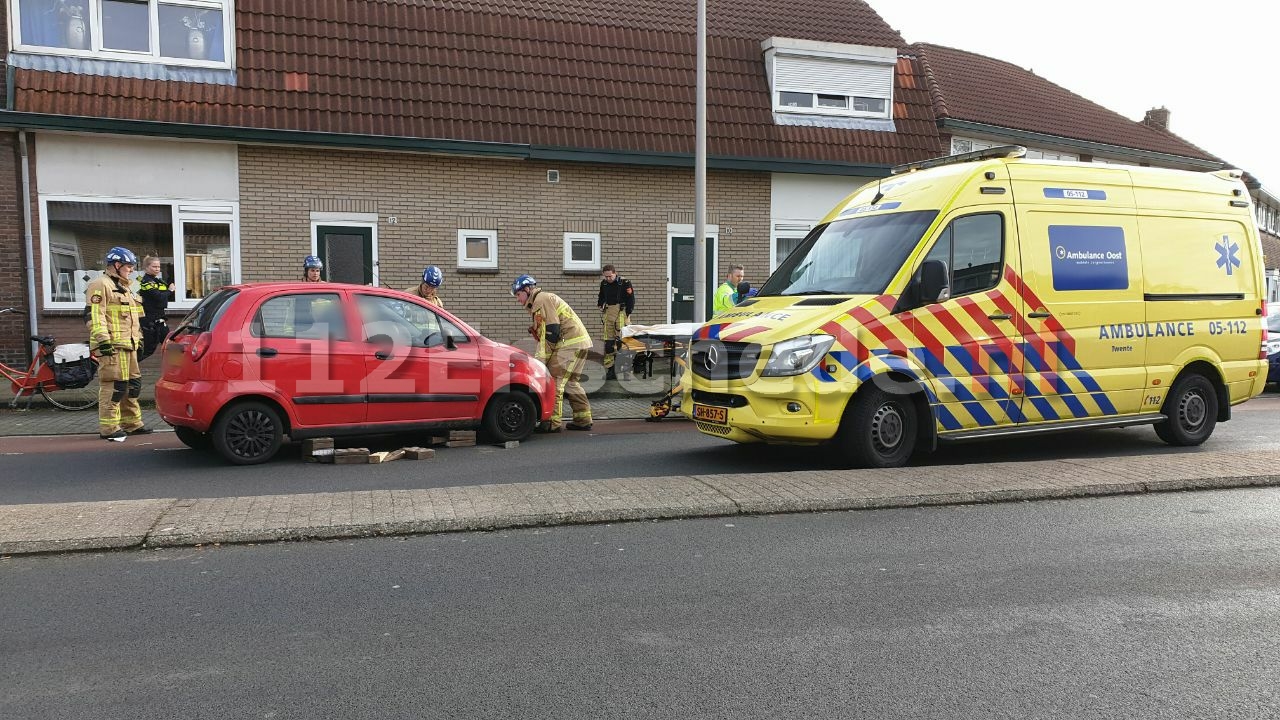 Brandweer bevrijd automobiliste na aanrijding in Enschede