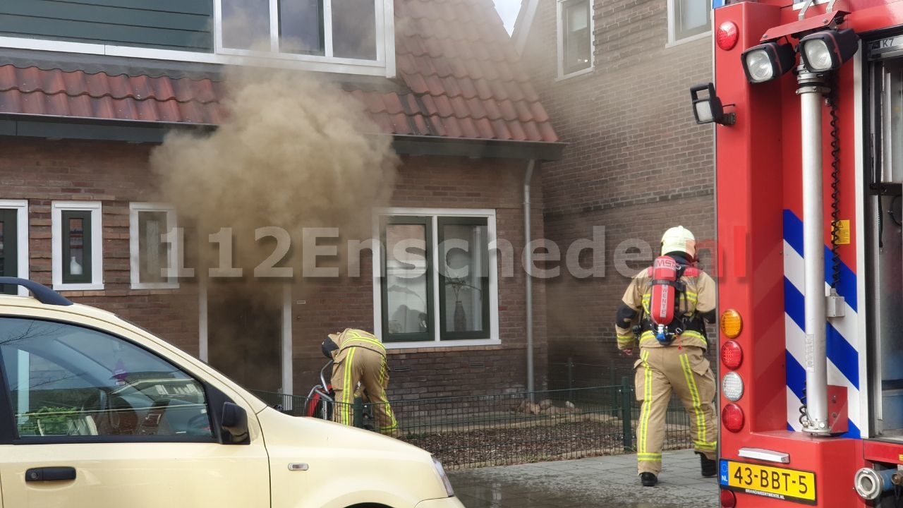 VIDEO: Persoon gewond bij woningbrand in Enschede