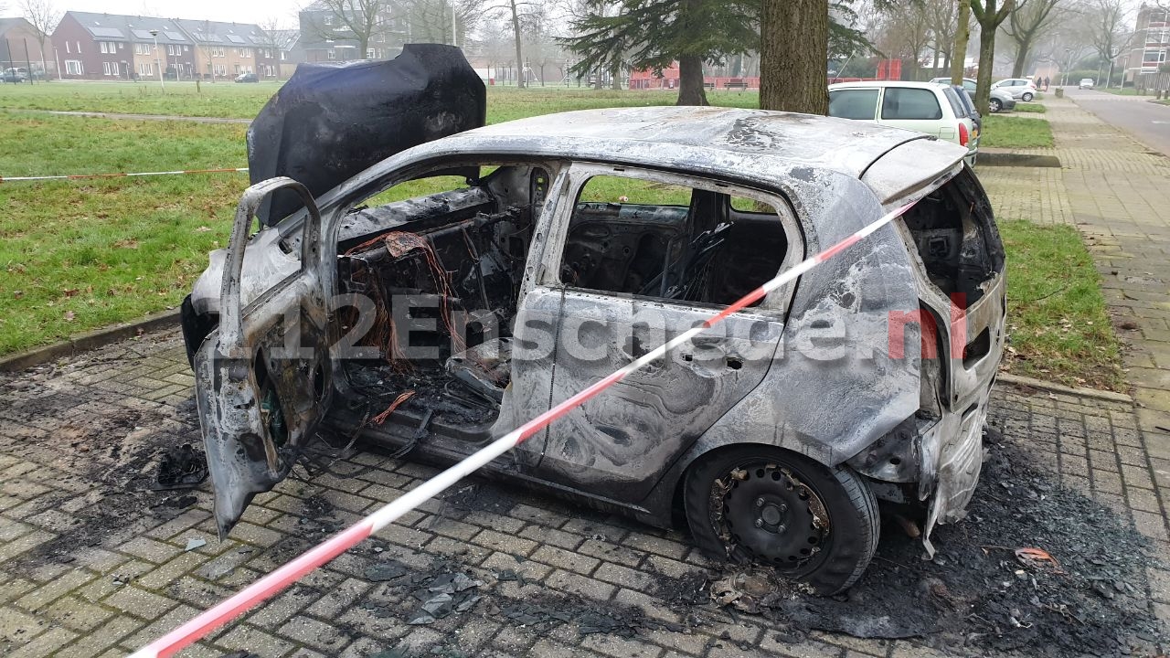 UPDATE (foto’s): Opnieuw auto verwoest door brand in Enschede, politie doet onderzoek