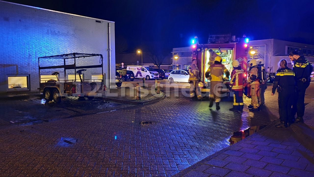 Aanhanger gaat in vlammen op in Enschede