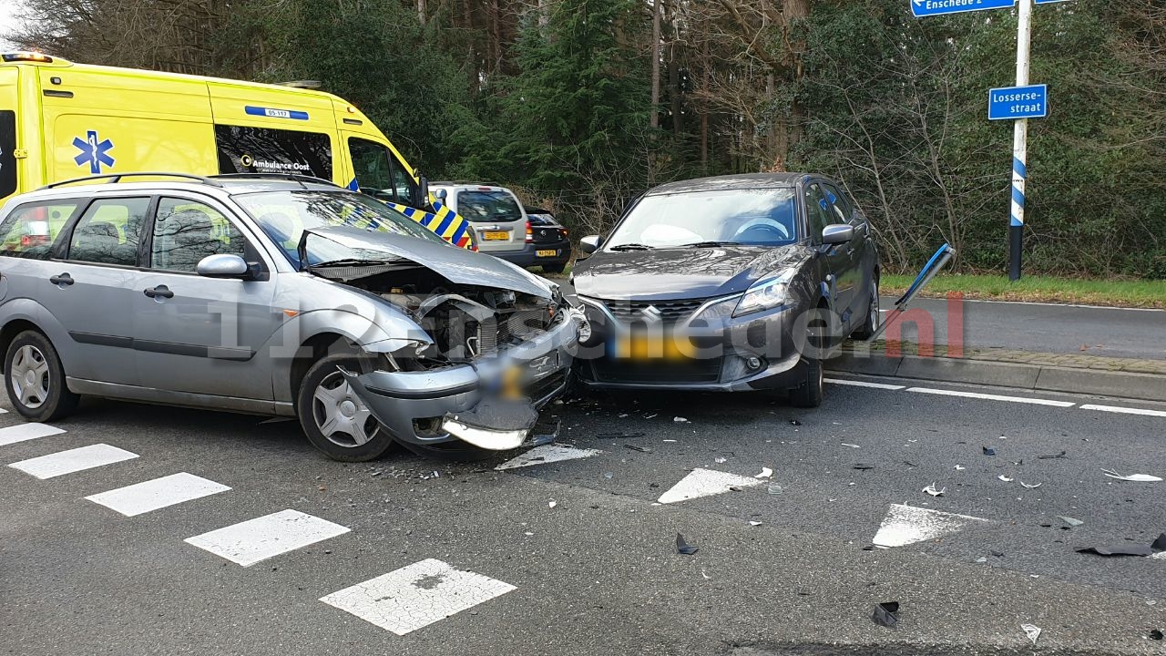 Frontale aanrijding op de Lossersestraat in Enschede