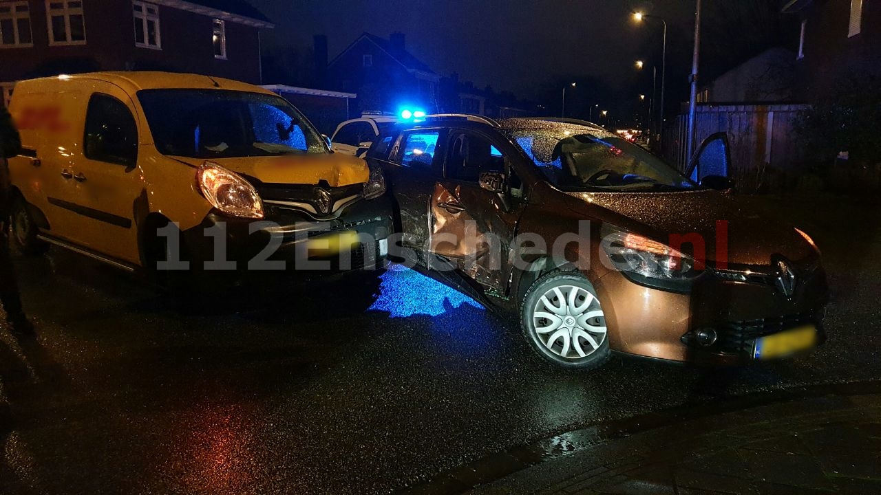 Veel schade bij aanrijding op de Floraparkstraat in Enschede