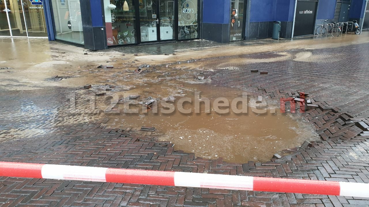 Video: Groot waterlek in centrum Enschede