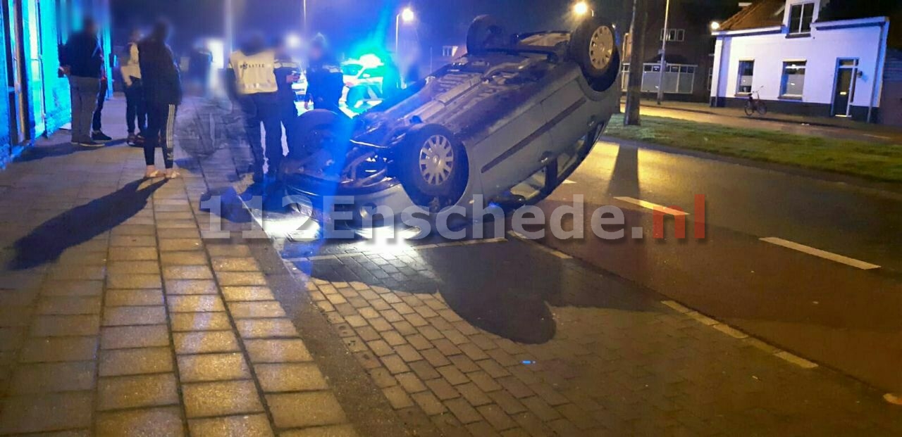 Auto slaat over de kop op singel in Enschede