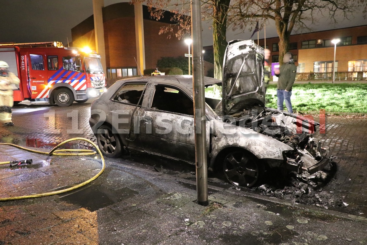 VIDEO: Auto verwoest door brand in Enschede, mogelijk brandstichting