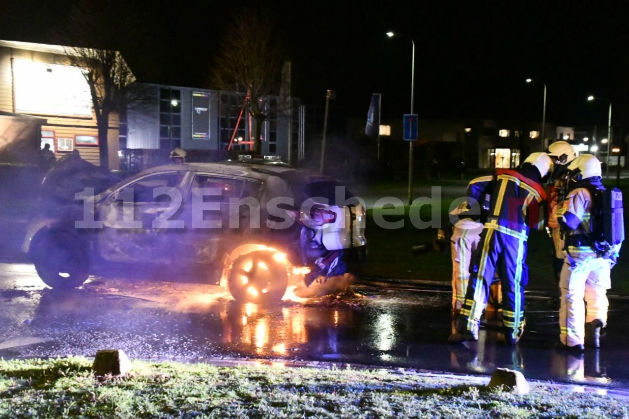 VIDEO: Auto verwoest door brand in Enschede: bestuurder met de schrik vrij