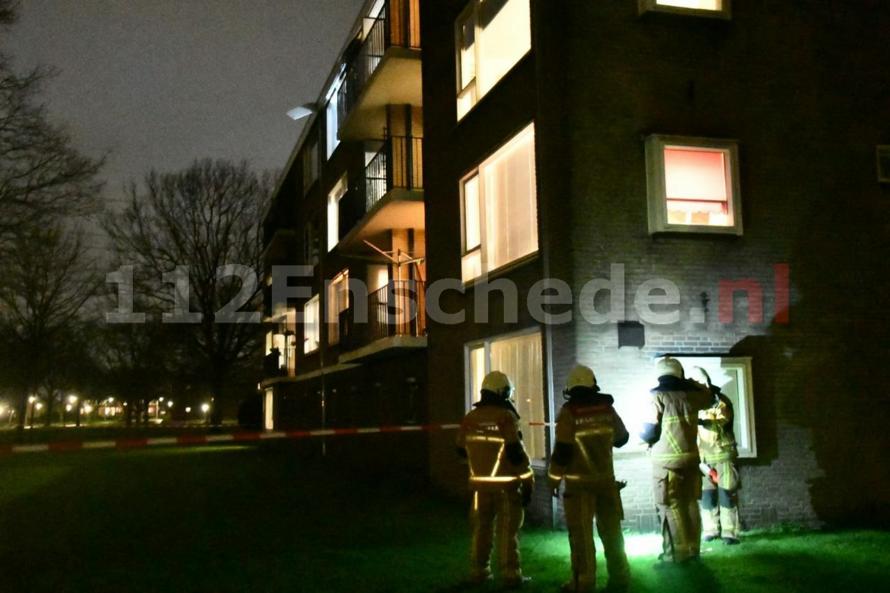 Dakrand van flatgebouw in Enschede laat los door storm