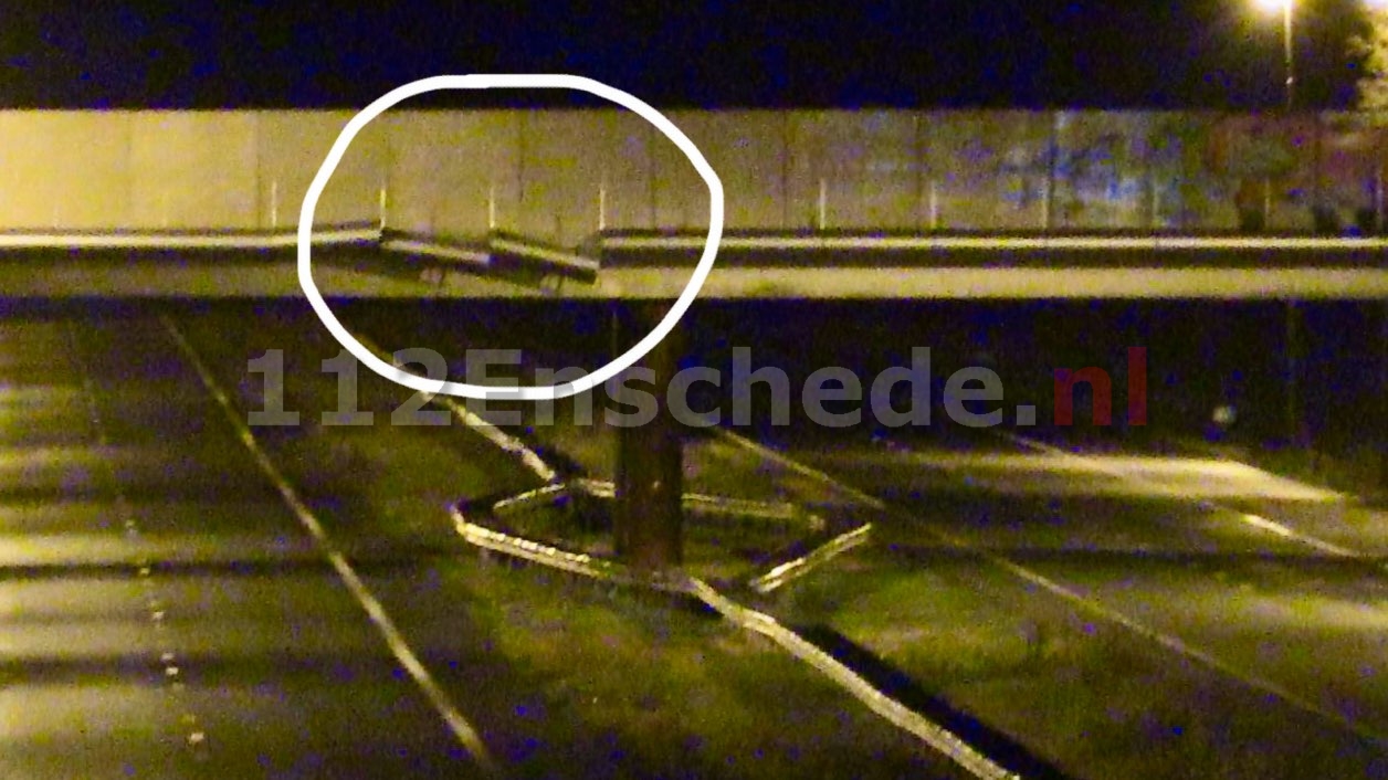 UPDATE (foto): A35 tussen Hengelo-Zuid en Enschede-West dicht tot morgenvroeg 06:00 uur i.v.m. schade aan ecoduct