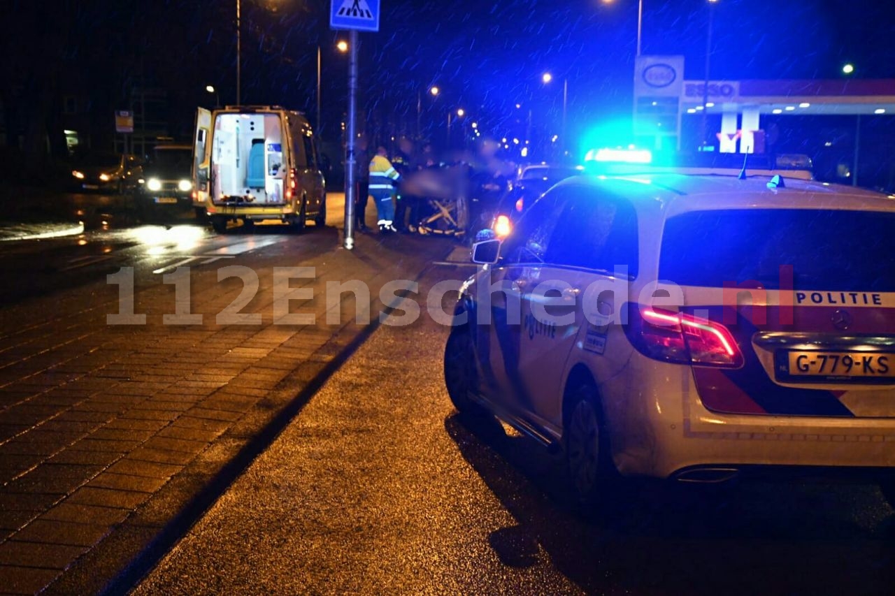 Voetganger geschept door auto in Enschede