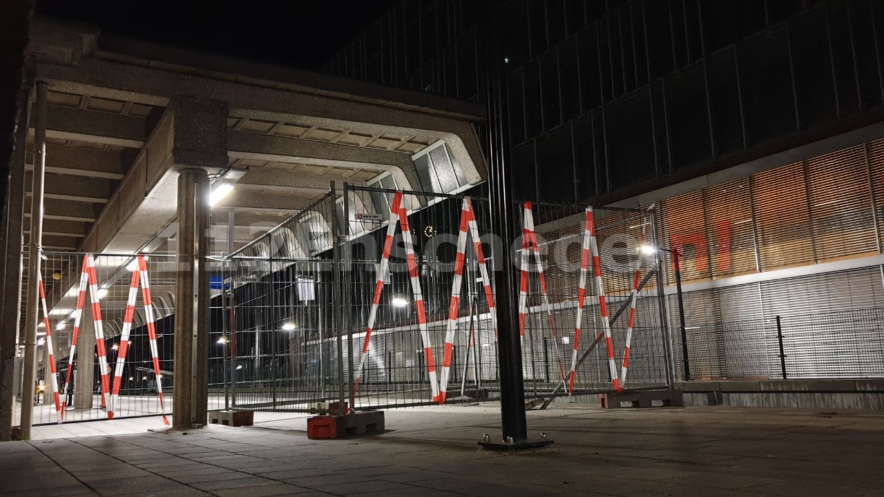 Overlast in Enschede; NS plaatst hekken rondom station in Enschede