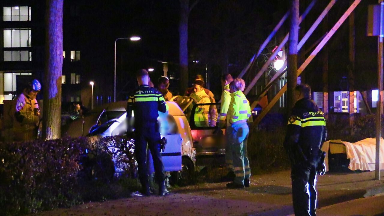 45 km auto botst frontaal op boom op singel in Enschede, bestuurder uit voertuig geknipt door brandweer