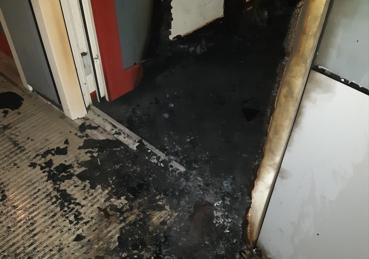 Brandstichting bij flatwoning in Enschede, brandweer haalt bewoner uit huis