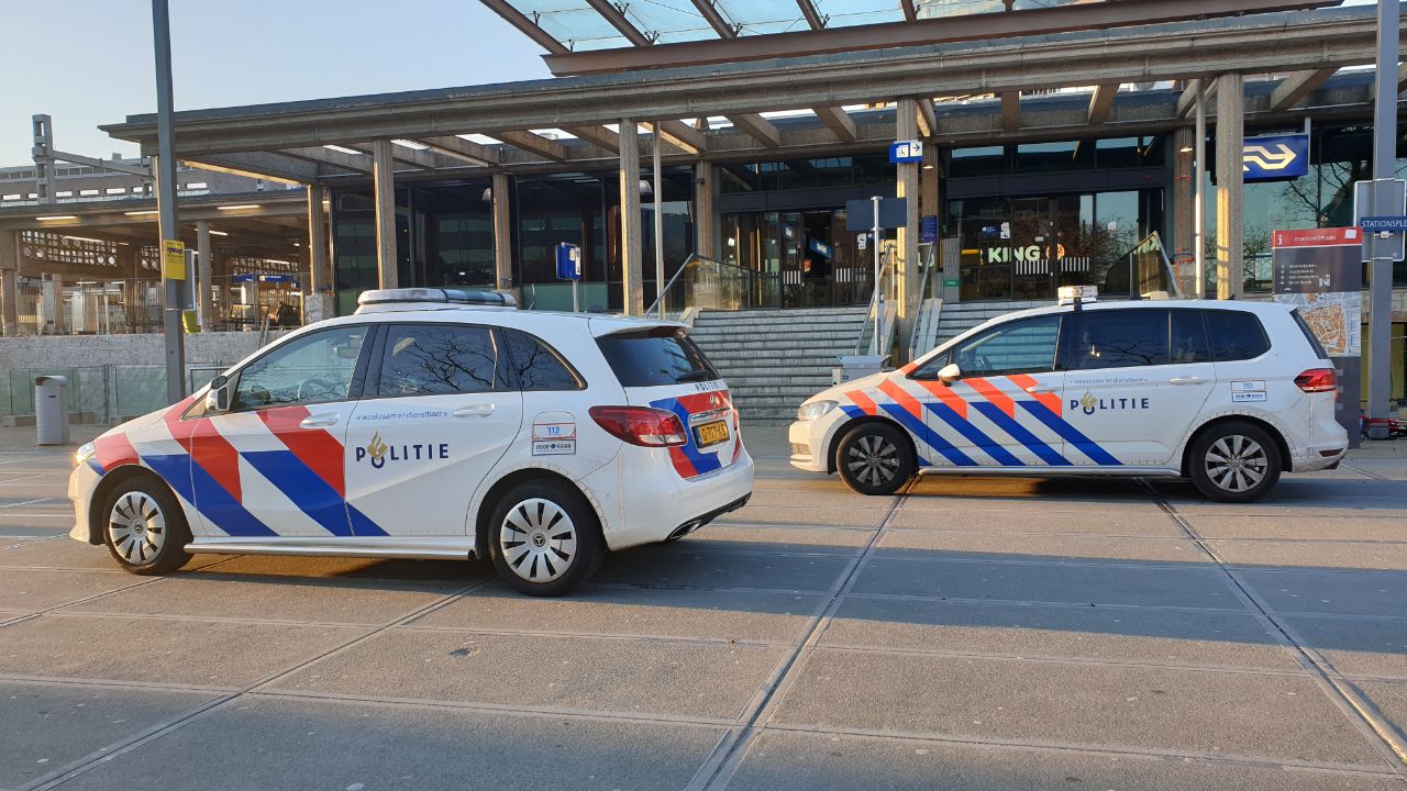 UPDATE (signalement): Overval op supermarkt NS station Enschede: politie zoekt dader