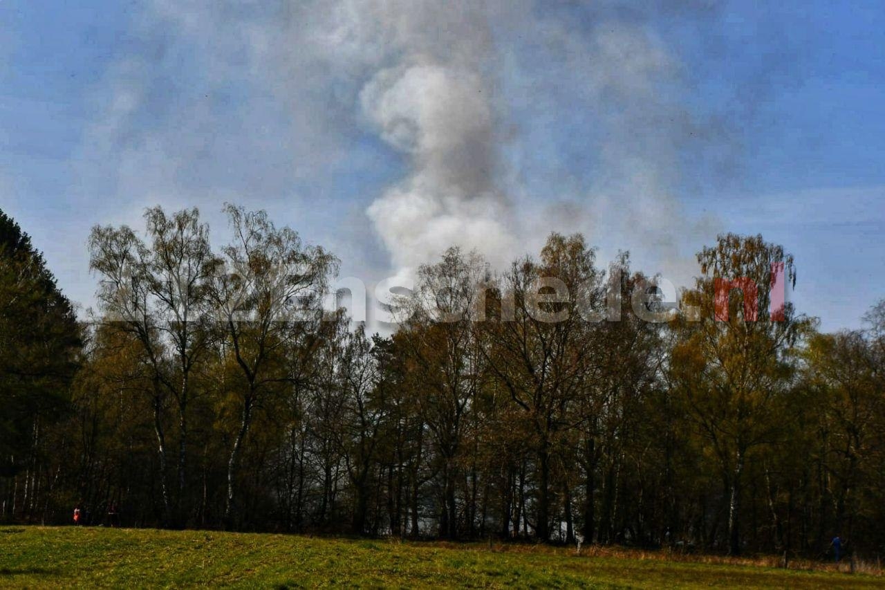 Flinke rookontwikkeling bij natuurbrand nabij Rutbeek Enschede