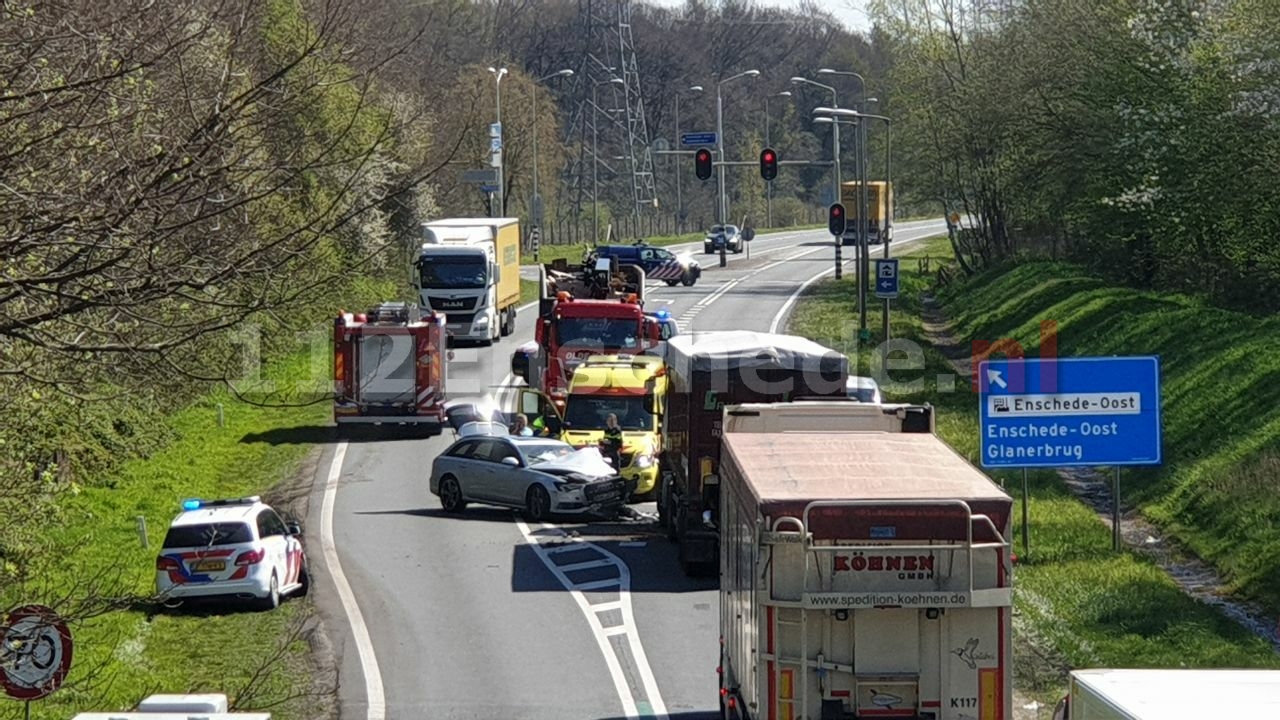 N35 bij Enschede in beide richtingen afgesloten voor verkeer na aanrijding