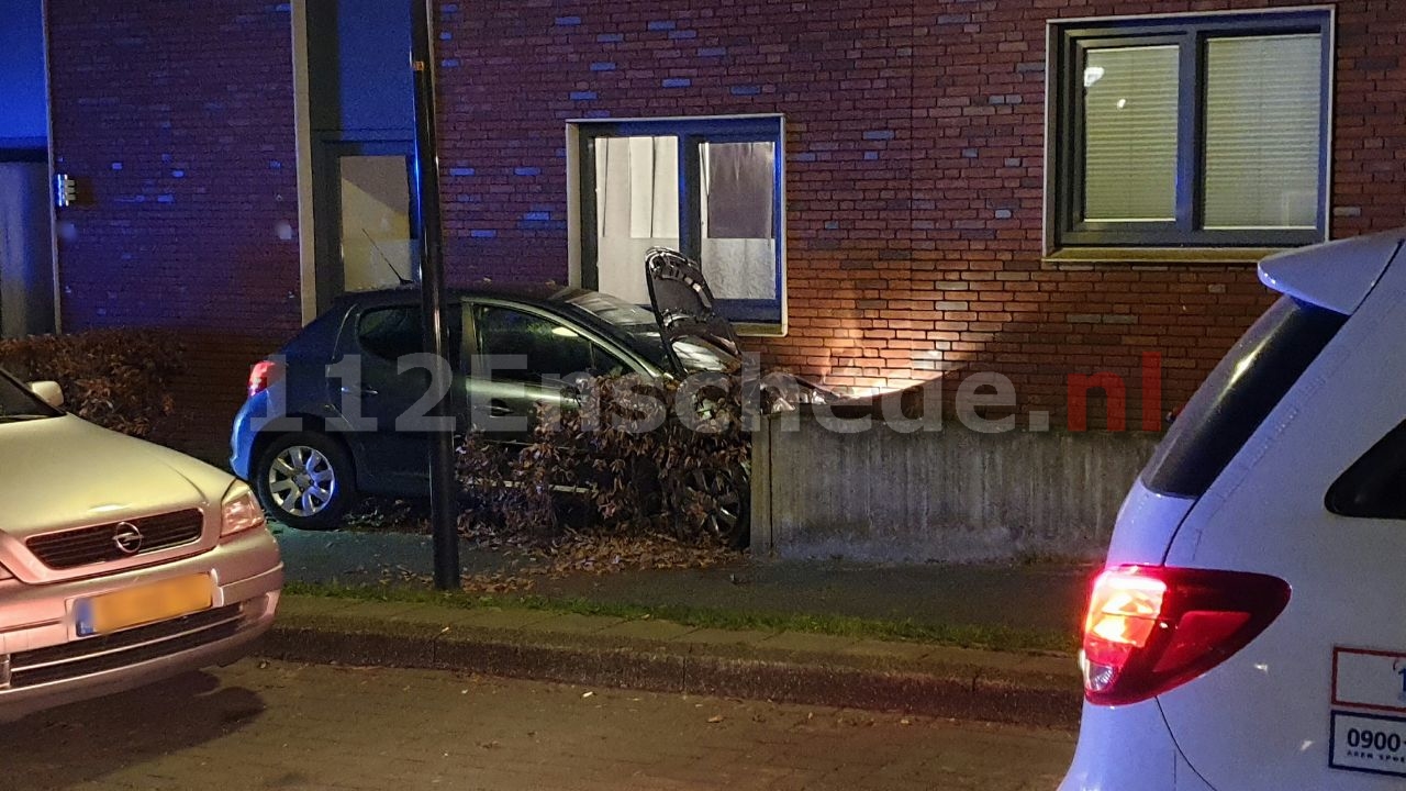 Auto botst tegen woning in Enschede