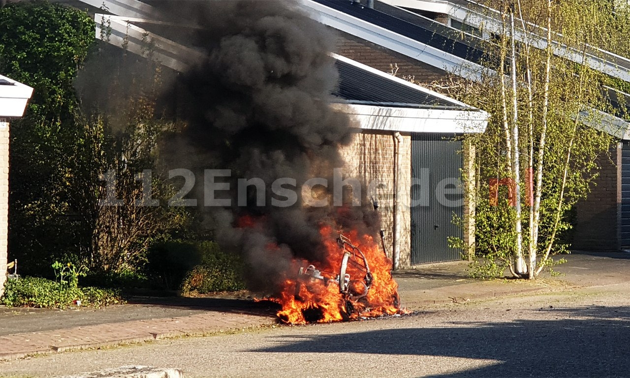 VIDEO: Voertuig uitgebrand in Enschede