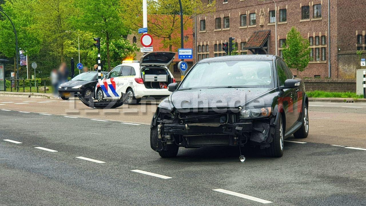 Forse schade bij aanrijding in Enschede