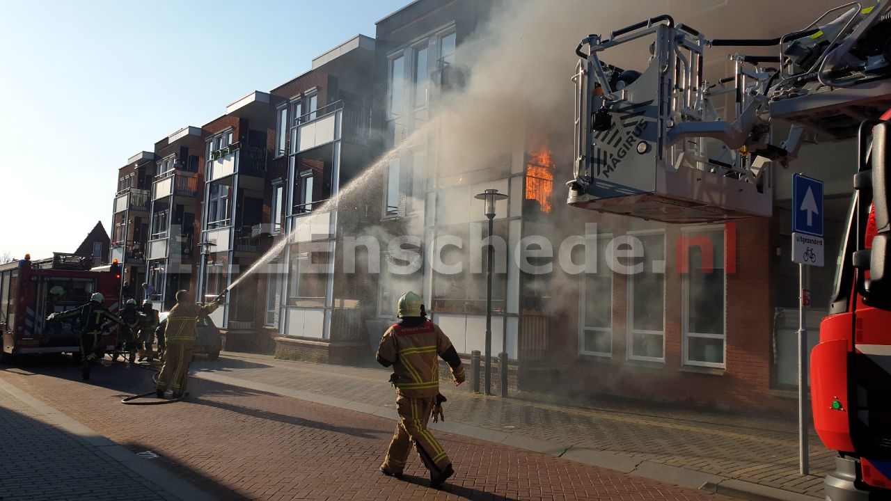VIDEO: Appartement brandt uit in Enschede