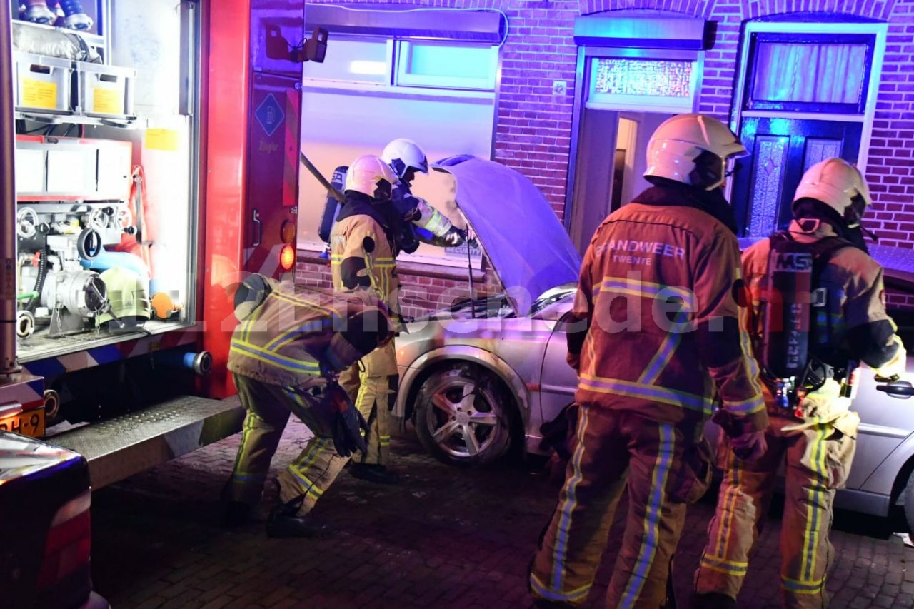 Geparkeerde auto vat vlam in Enschede: politie doet onderzoek