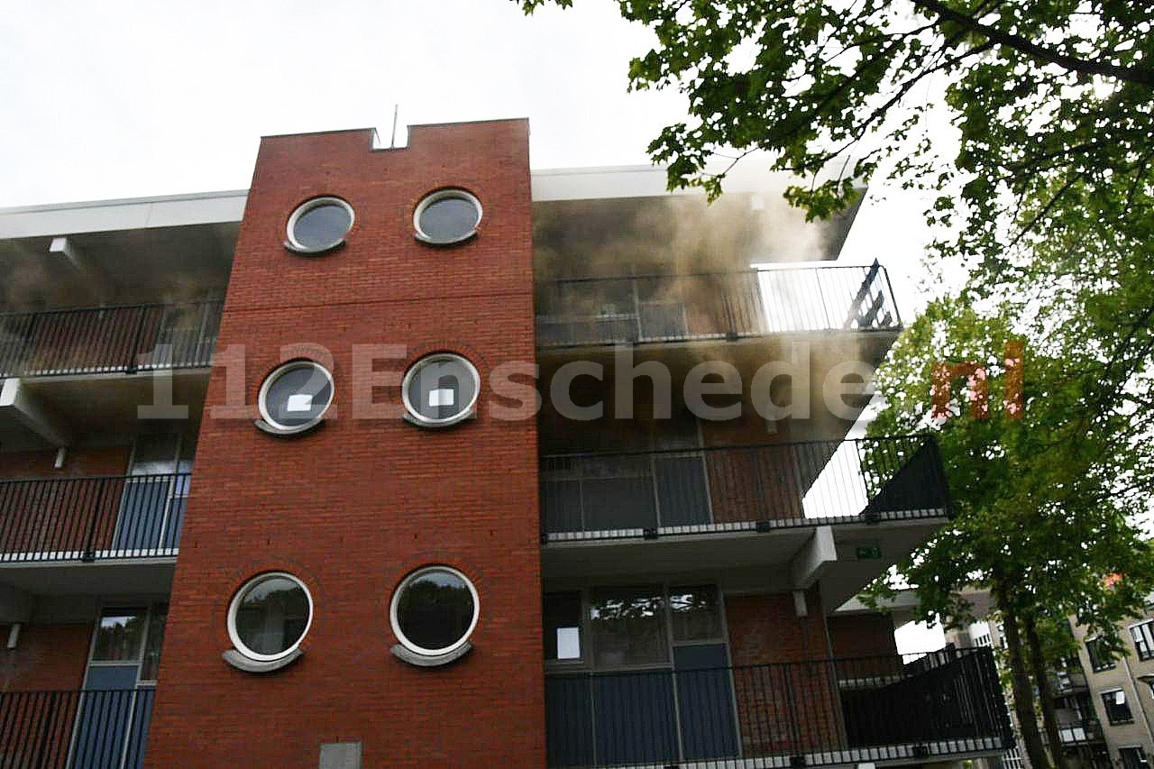 VIDEO: Gewonde bij brand in appartementencomplex Enschede