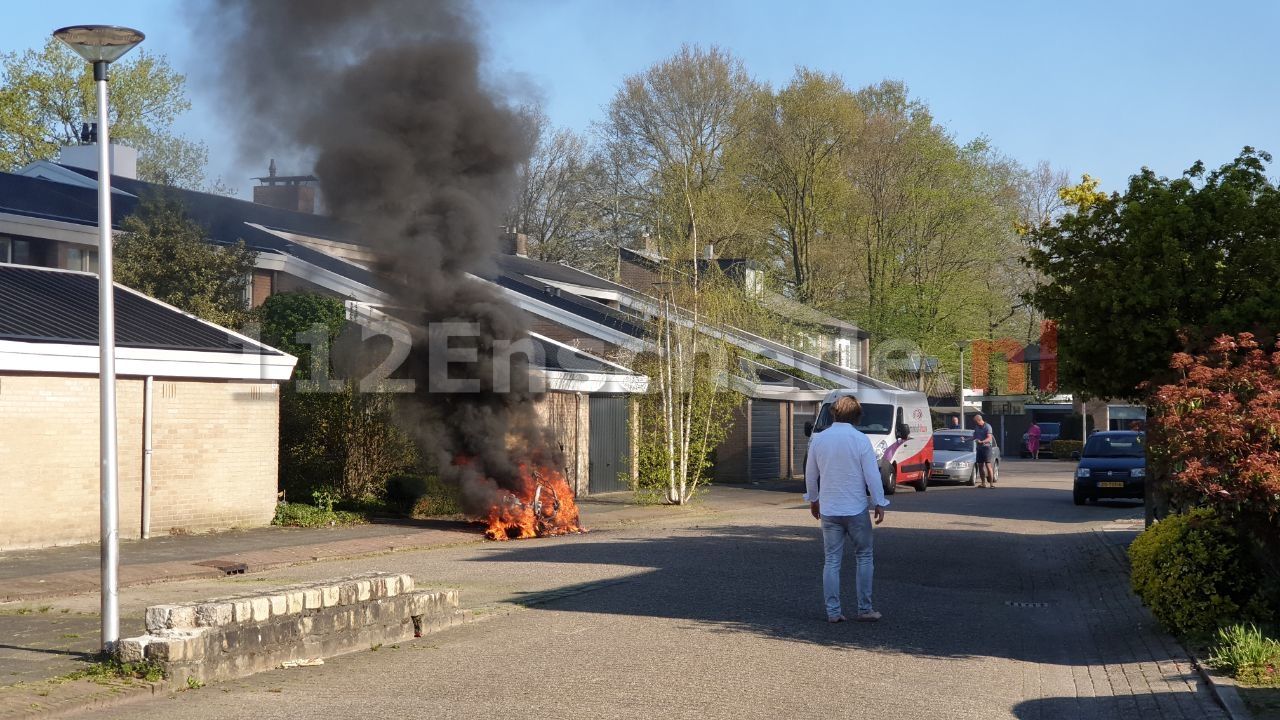 Voertuig uitgebrand in Enschede